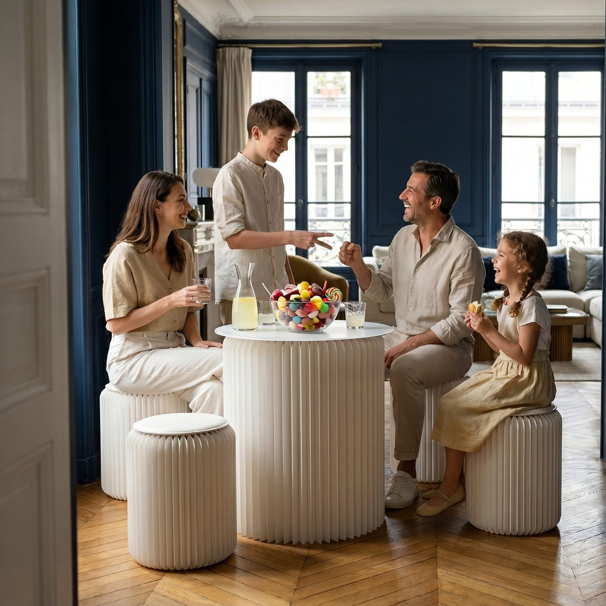 Table ronde pliable, Anne