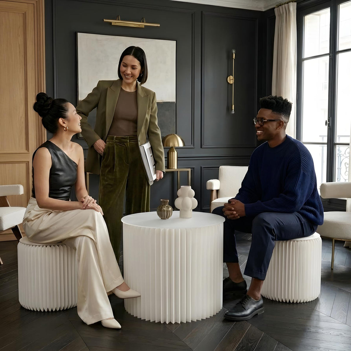 Table ronde pliable, Anne